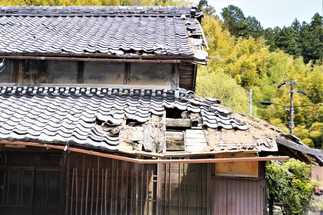崩れそうな空き家